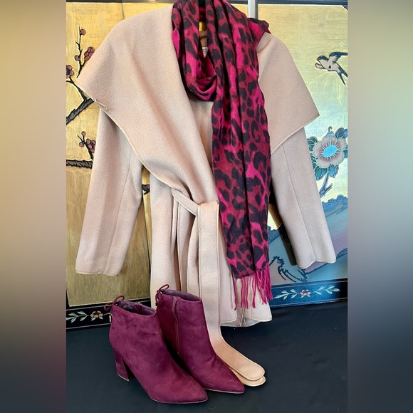 Like New Forever 21 Burgundy Suede Ankle Boots Size 8 - Picture 4 of 7